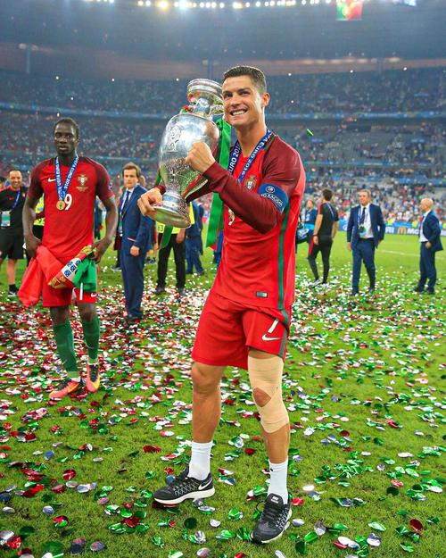 混团世界杯，孙颖莎真的好，把吉祥物送给了小妹妹，期待她的下次比赛