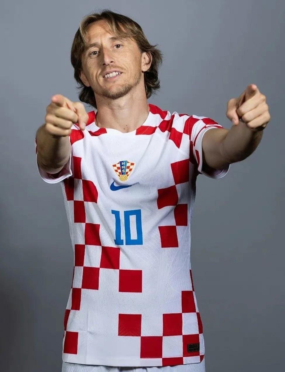 传奇门将正式退役，全场球迷起立致敬