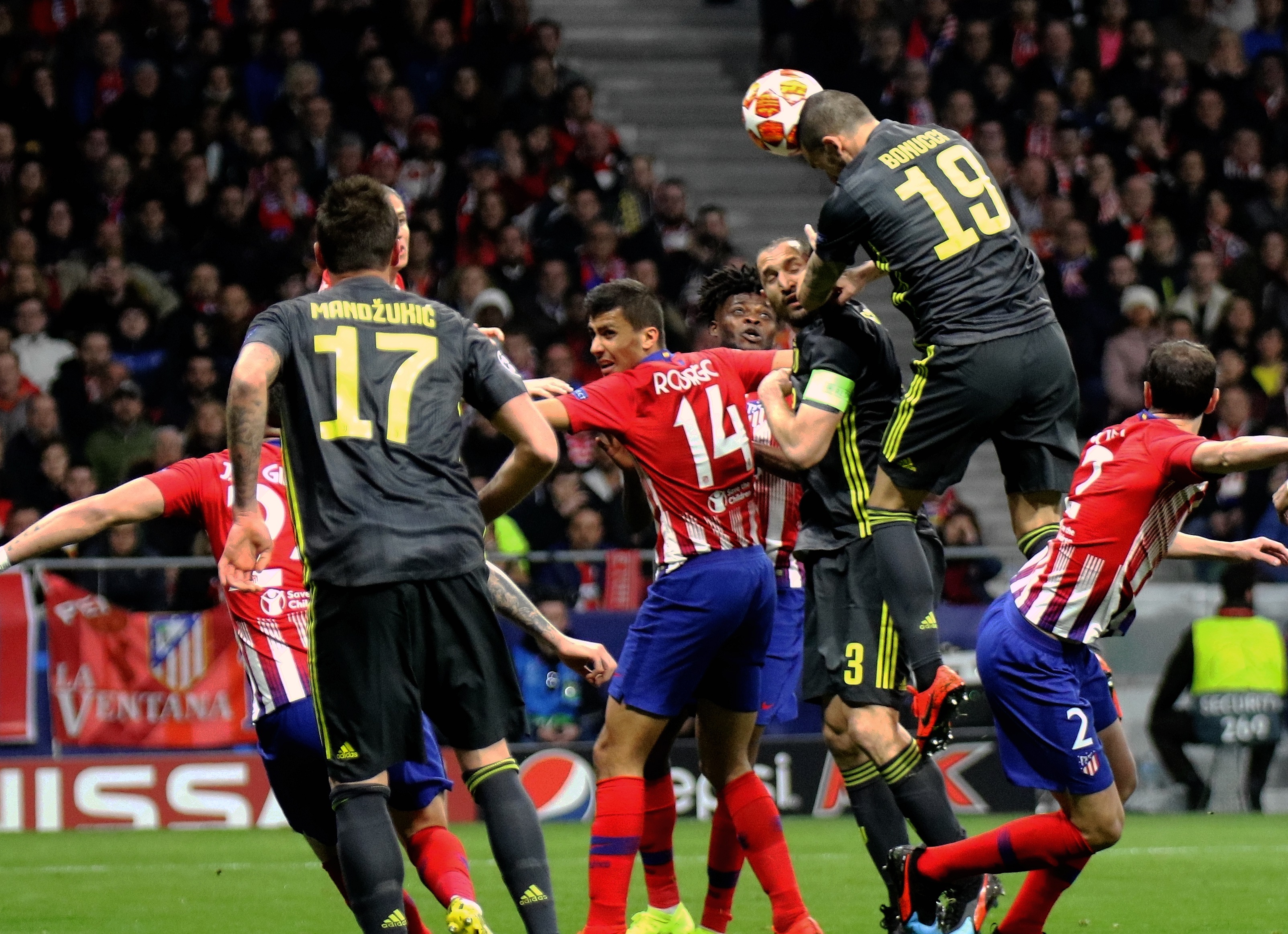 罗马诺：尤文知道三家英超俱乐部联系了道路，球员希望转会（罗马诺：尤文知悉三家英超队已与道路接触，球员有意转会）